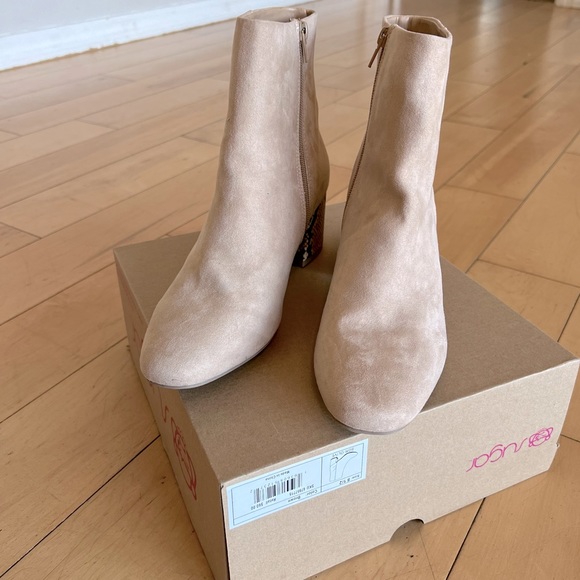 NEW Sugar Olive Suede-like Tan Block Heel Ankle Booties - Picture 4 of 5